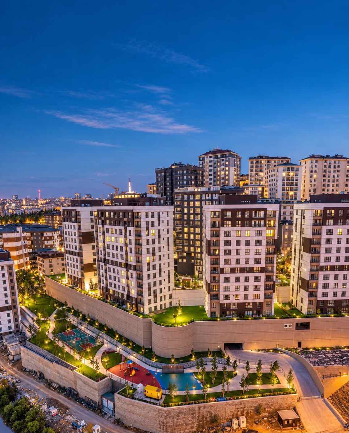 Konut sitesi peyzajı, akşam aydınlatması ve havadan görünüm — Karadağ Peyzaj