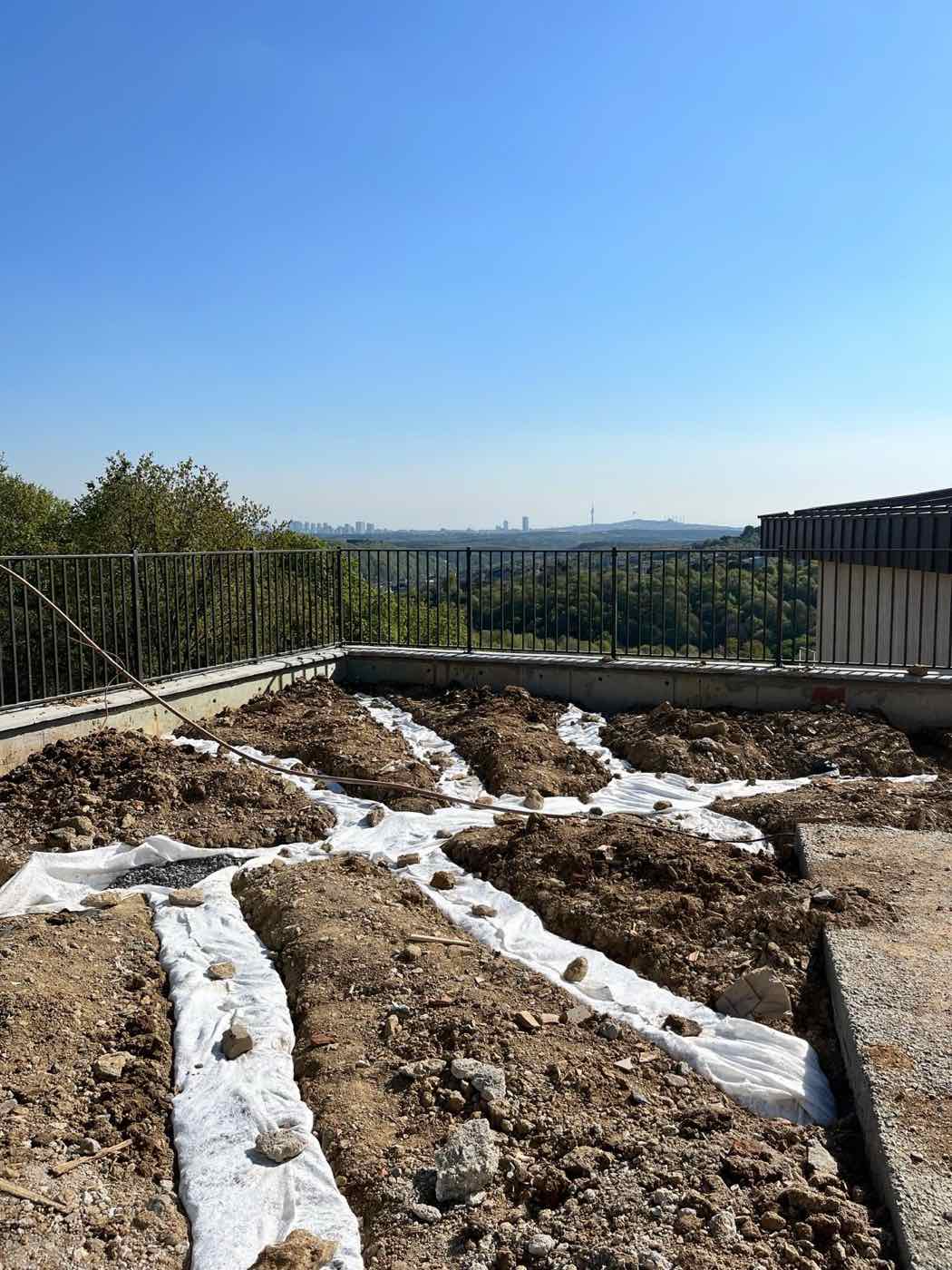 Yamaç manzaralı teras bahçesinde drenaj hendekleri — Karadağ Peyzaj