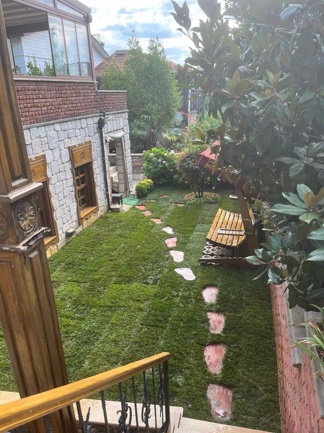 Ayak izi motifli taş yolu ve rulo çim — Karadağ Peyzaj